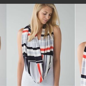 Lululemon Vinyasa Scarf - Beach Blanket Stripe Alarming Naval Blue